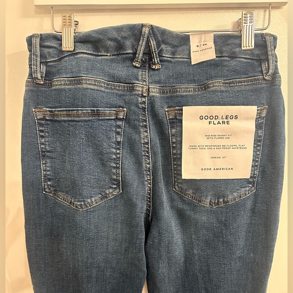 GOOD AMERICAN Good Legs Flare Jeans in Indigo - Picture 4 of 5